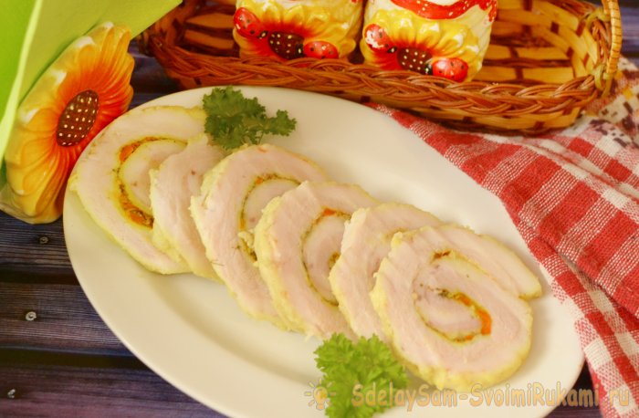 Рулет из грудинки вареный