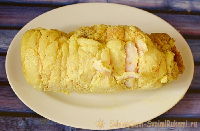 Рулет из грудинки вареный