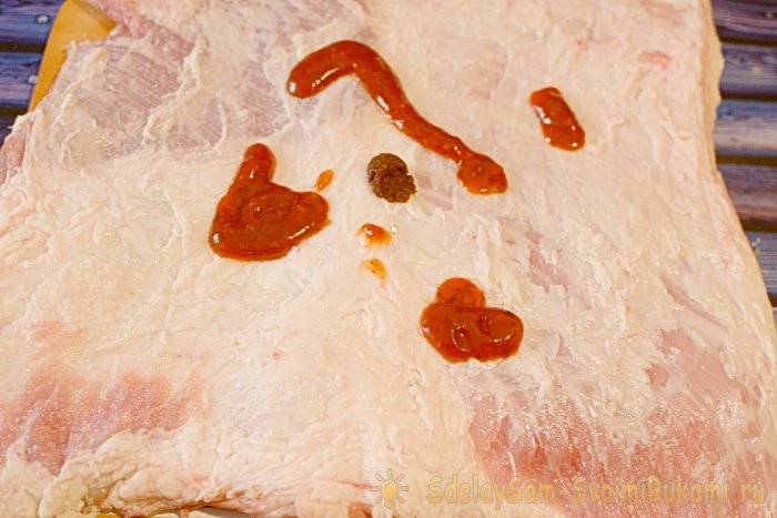 Рулет из грудинки вареный