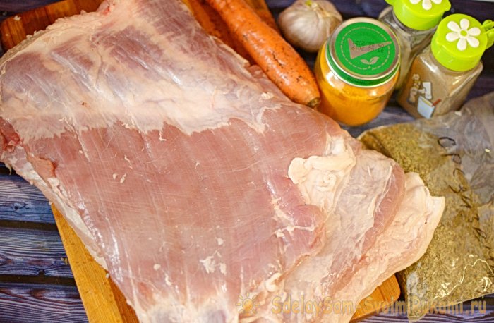 Рулет из грудинки вареный