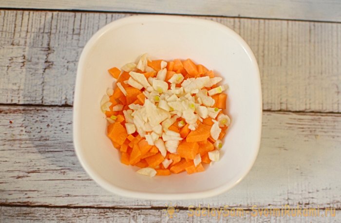 Рулет из грудинки вареный