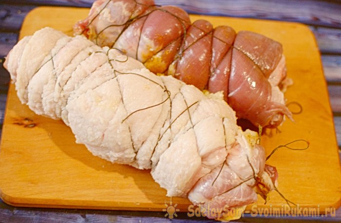 Рулет из грудинки вареный