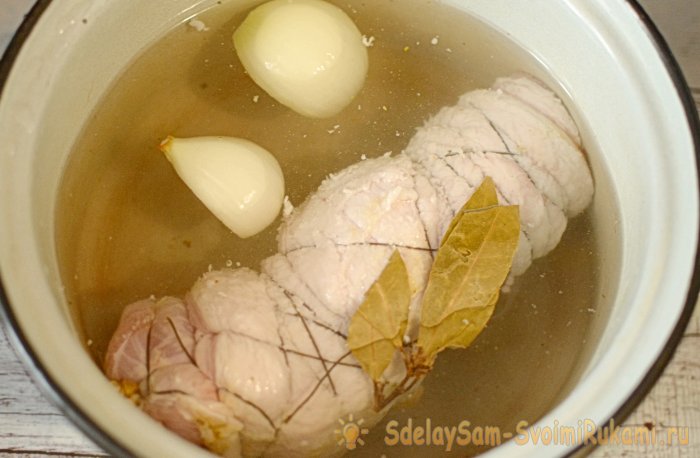 Рулет из грудинки вареный