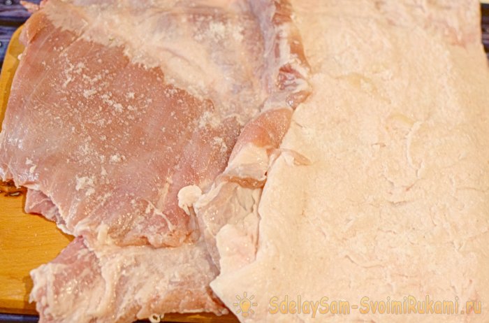 Рулет из грудинки вареный