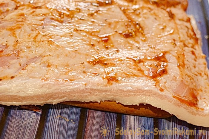 Рулет из грудинки вареный