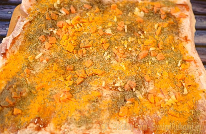 Рулет из грудинки вареный