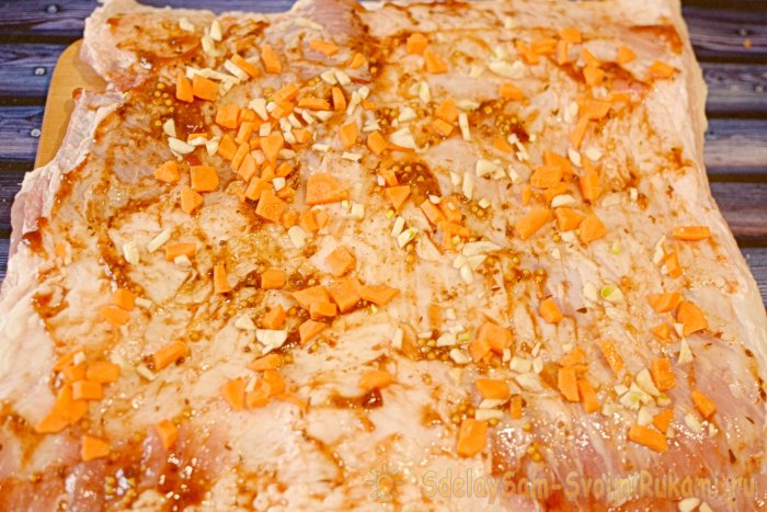 Рулет из грудинки вареный