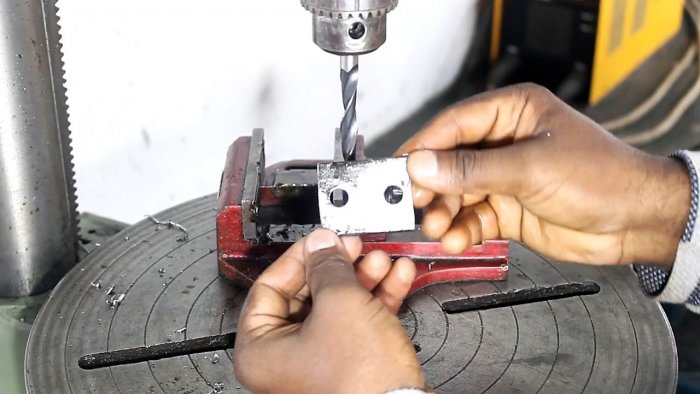 Как сделать мощные тиски из ромбического винтового домкрата