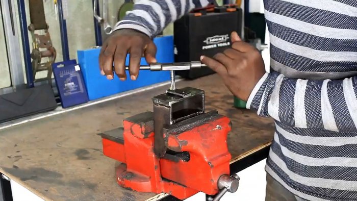 Как сделать мощные тиски из ромбического винтового домкрата