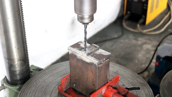 Как сделать мощные тиски из ромбического винтового домкрата