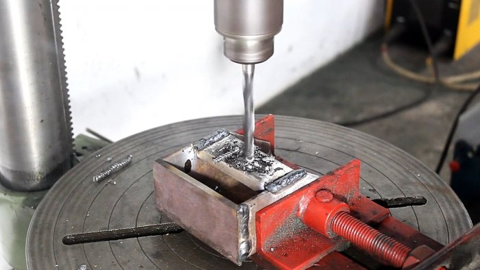 Как сделать мощные тиски из ромбического винтового домкрата