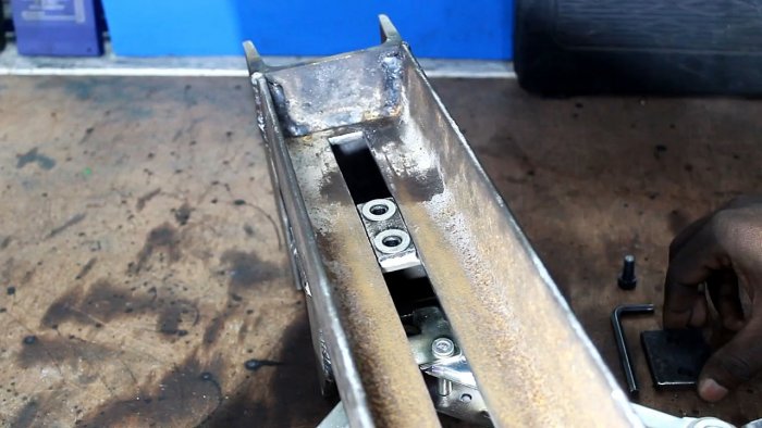 Как сделать мощные тиски из ромбического винтового домкрата