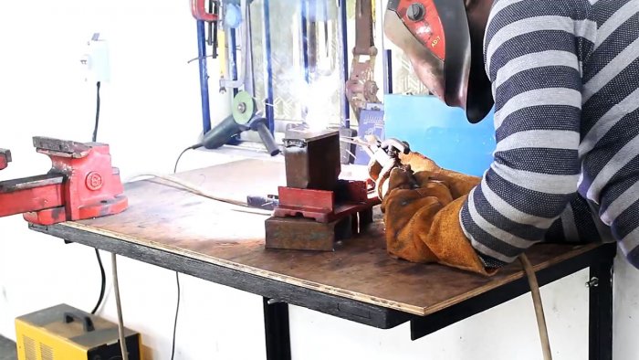 Как сделать мощные тиски из ромбического винтового домкрата