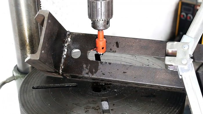 Как сделать мощные тиски из ромбического винтового домкрата