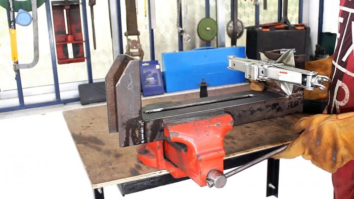 Как сделать мощные тиски из ромбического винтового домкрата