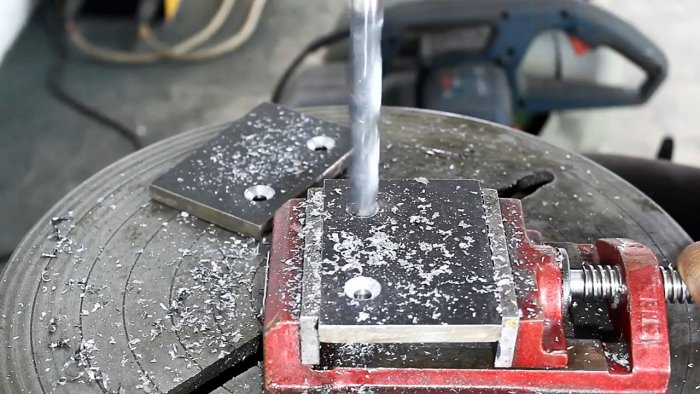 Как сделать мощные тиски из ромбического винтового домкрата