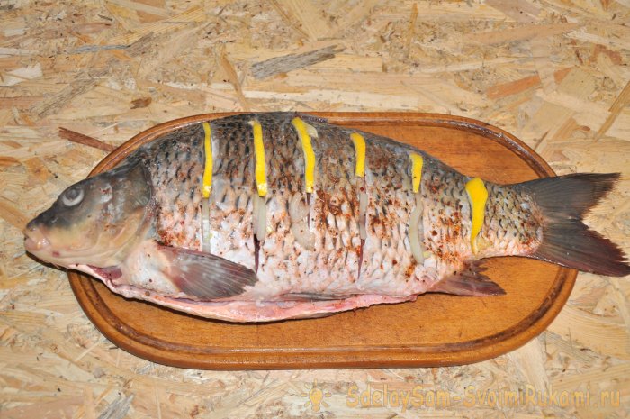 Карп целиком с лимоном и луком в духовке