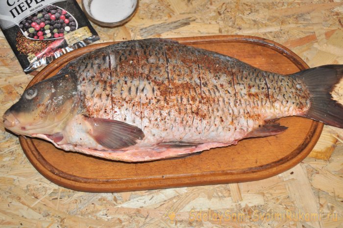 Карп целиком с лимоном и луком в духовке