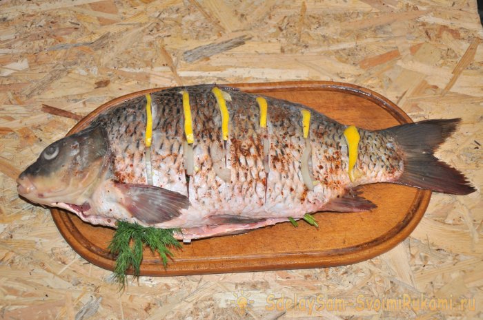 Карп целиком с лимоном и луком в духовке