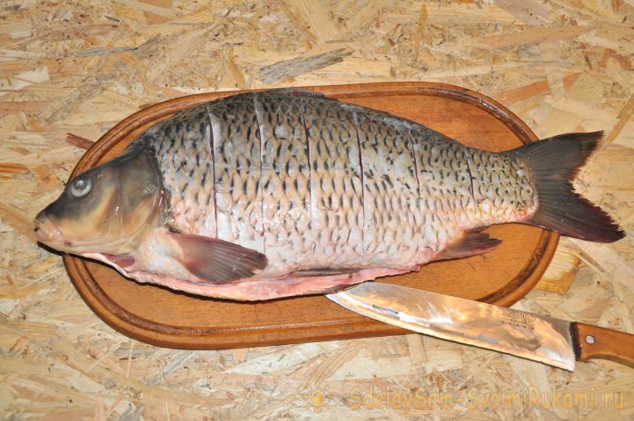 Карп целиком с лимоном и луком в духовке