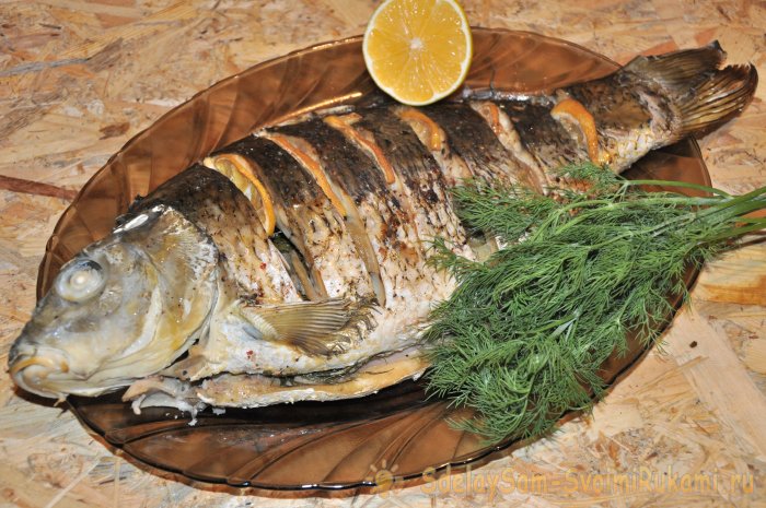 Карп целиком с лимоном и луком в духовке