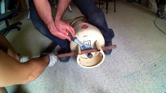 Как сделать пескоструйный аппарат из маленького газового баллона