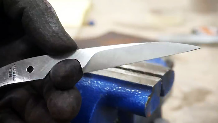 Как сделать нож из сломанных ножниц