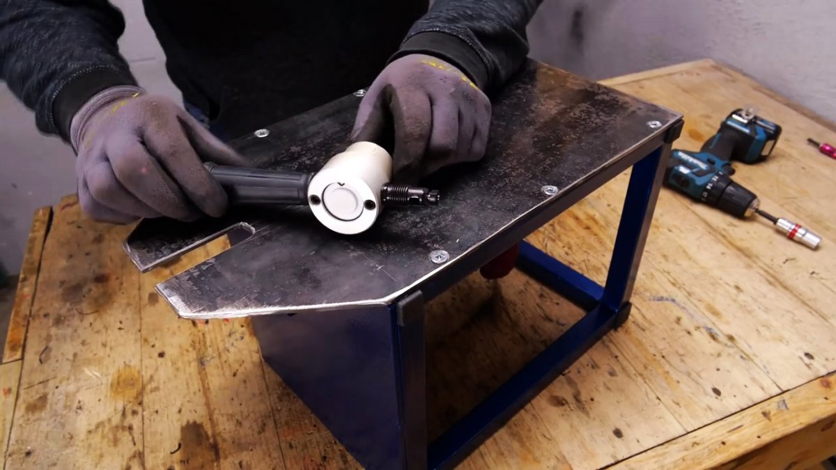 Как сделать простой станок для фигурной резки металла из дрели
