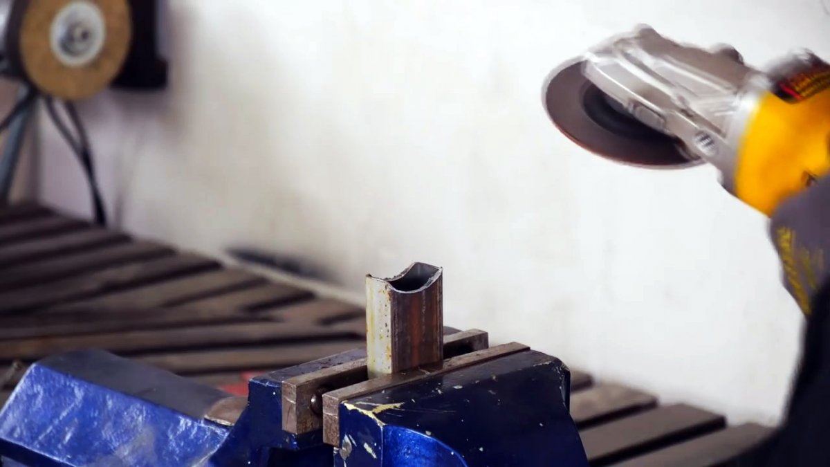 Как сделать простой станок для фигурной резки металла из дрели