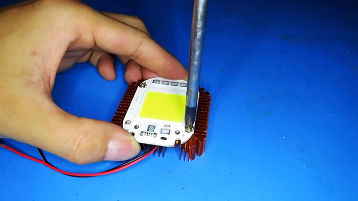 Как сделать мощную LED лампу 100 Вт из сломанной энергосберегающей