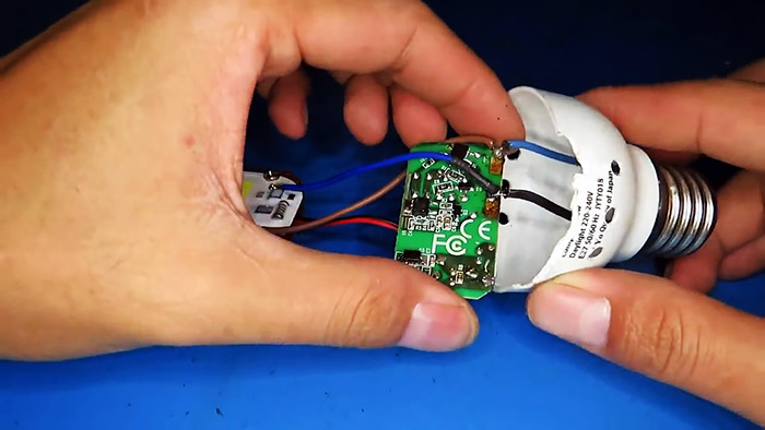 Как сделать мощную LED лампу 100 Вт из сломанной энергосберегающей