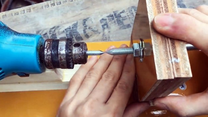 Этот токарный станок из дрели может сделать каждый