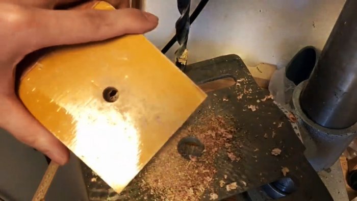 Этот токарный станок из дрели может сделать каждый