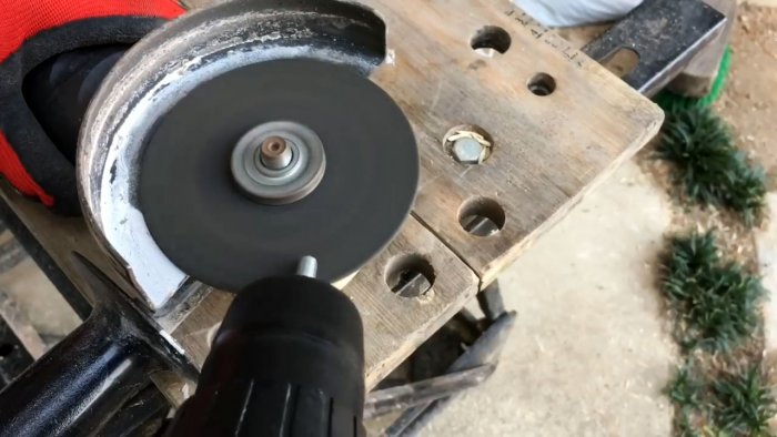 Этот токарный станок из дрели может сделать каждый