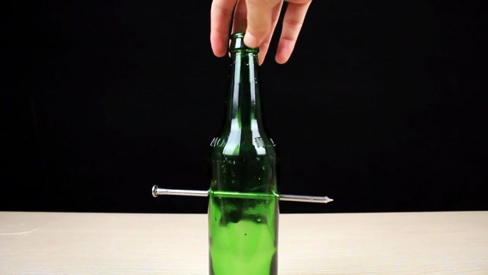 Как проткнуть гвоздём стеклянную бутылку