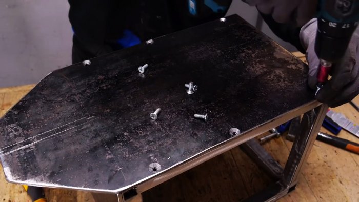 Как сделать простой станок для фигурной резки металла из дрели