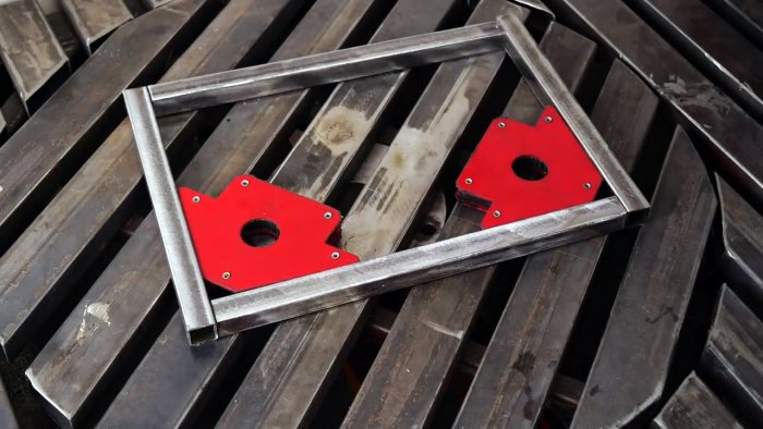 Как сделать простой станок для фигурной резки металла из дрели