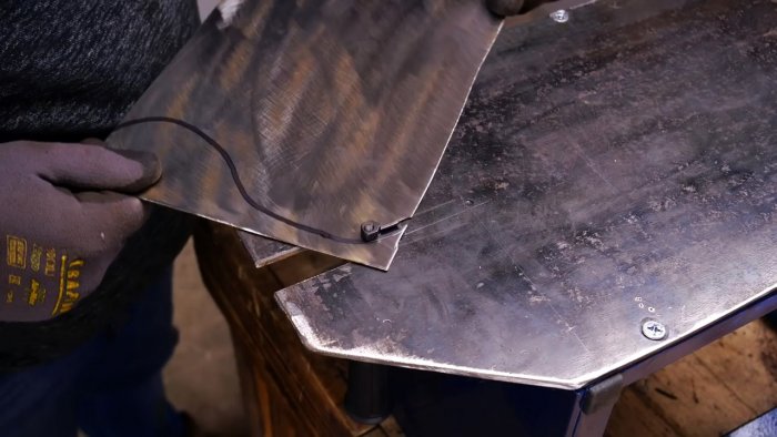 Как сделать простой станок для фигурной резки металла из дрели