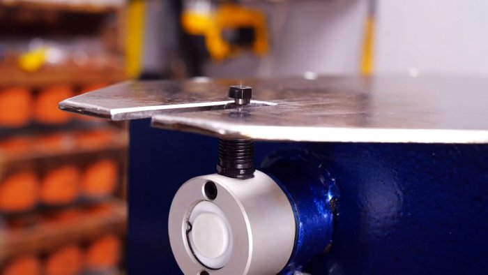 Как сделать простой станок для фигурной резки металла из дрели