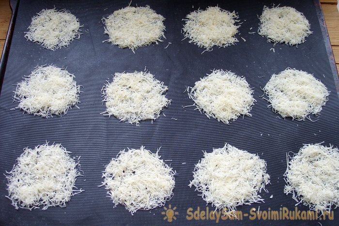 Чипсы из сыра в духовке