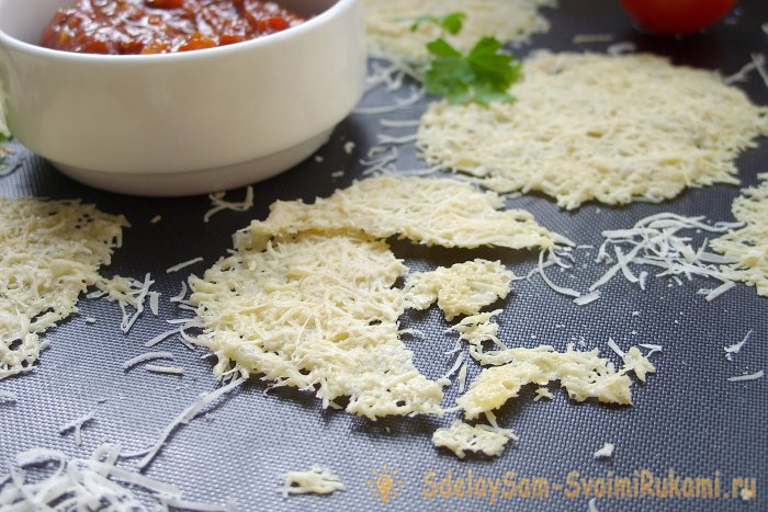 Чипсы из сыра в духовке