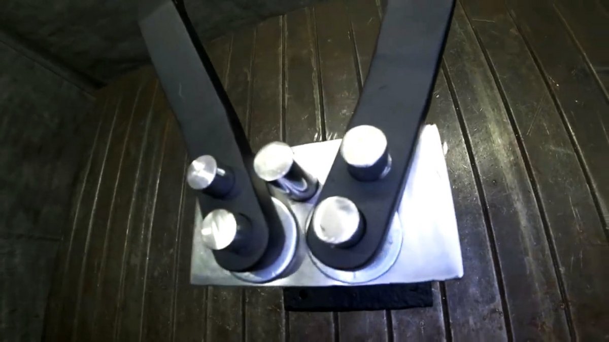 Как сделать простой станок из рельса для изготовления цепей