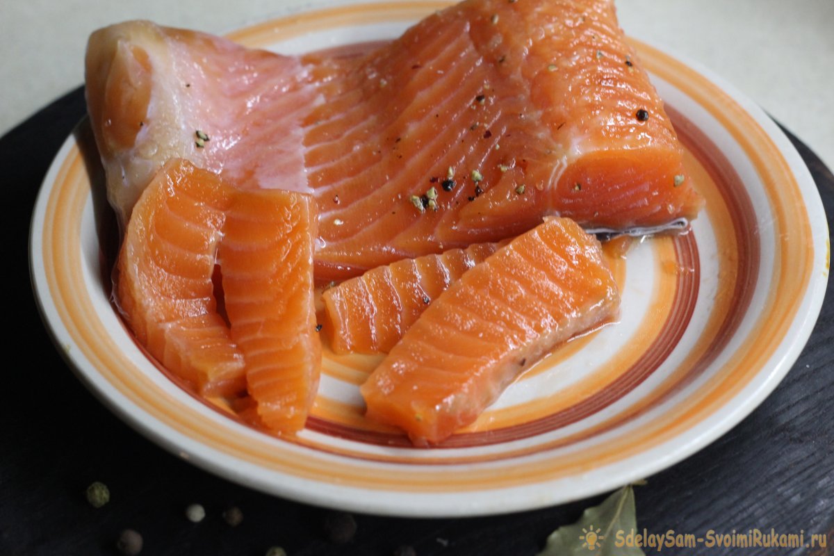 Как посолить рыбу к празднику: готовим вкуснейшую закуску в домашних условиях