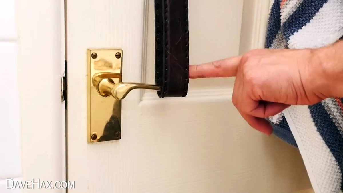 Как заблокировать дверь в комнату изнутри без замка