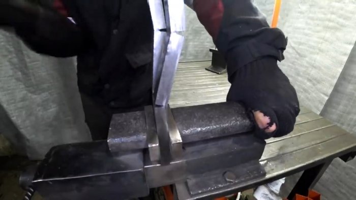 Как сделать простой станок из рельса для изготовления цепей