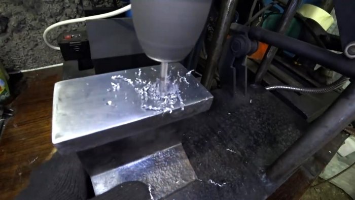 Как сделать простой станок из рельса для изготовления цепей