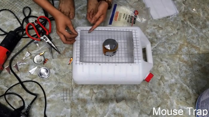 Мышеловка из пластиковой канистры