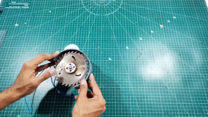 Как сделать мини циркулярную пилу 12 В