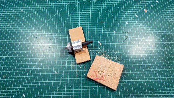 Как сделать мини циркулярную пилу 12 В