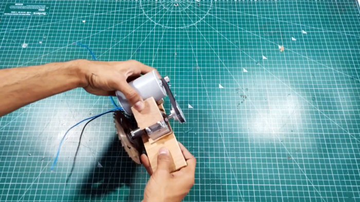 Как сделать мини циркулярную пилу 12 В